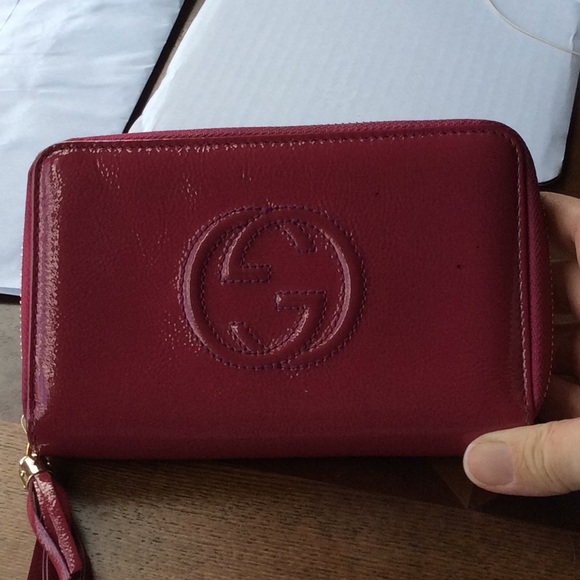Gucci Handbags - Authentic Gucci soho wallet